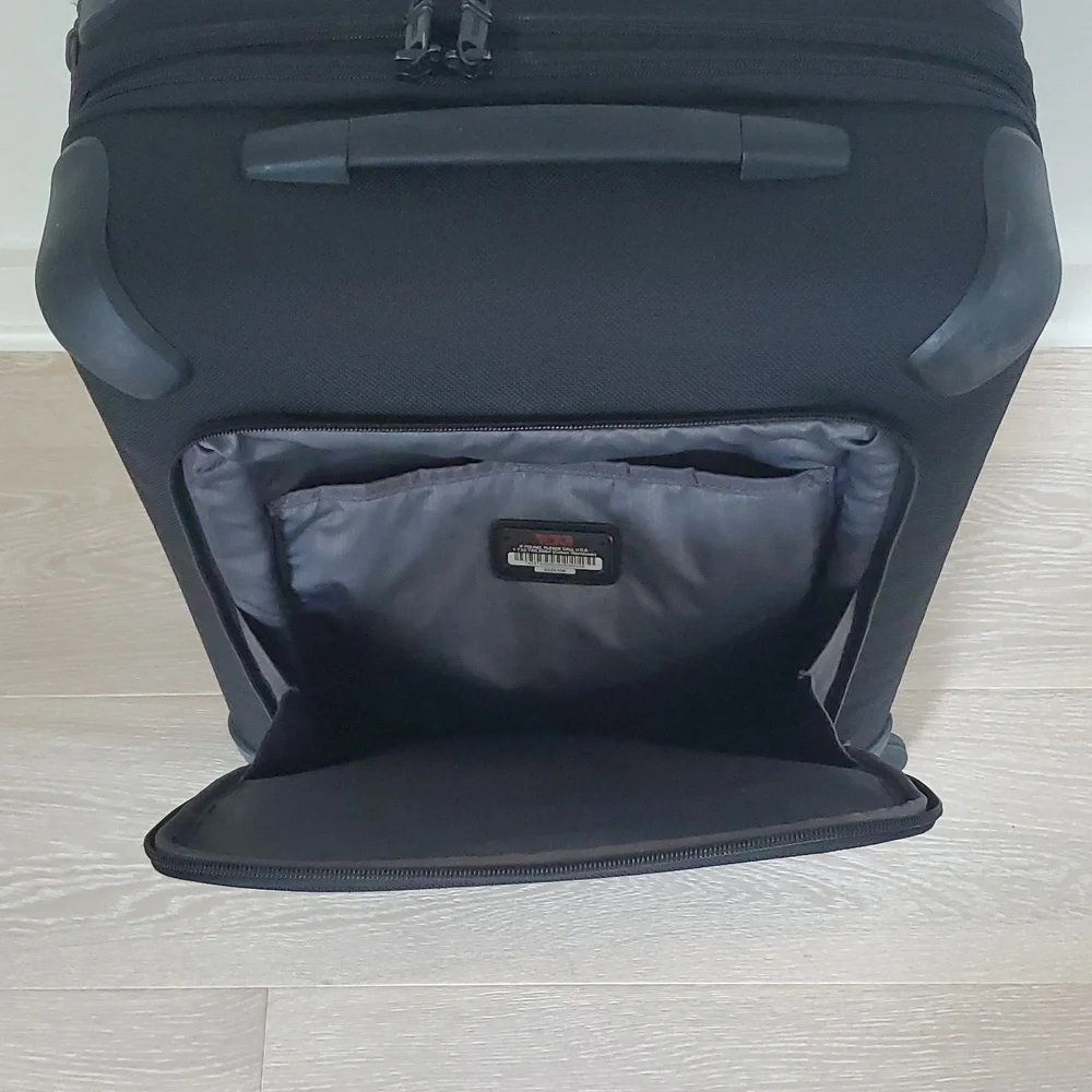 Tumi Continental Expandable 4-Wheel Carry-On Spinner Cabin Luggage